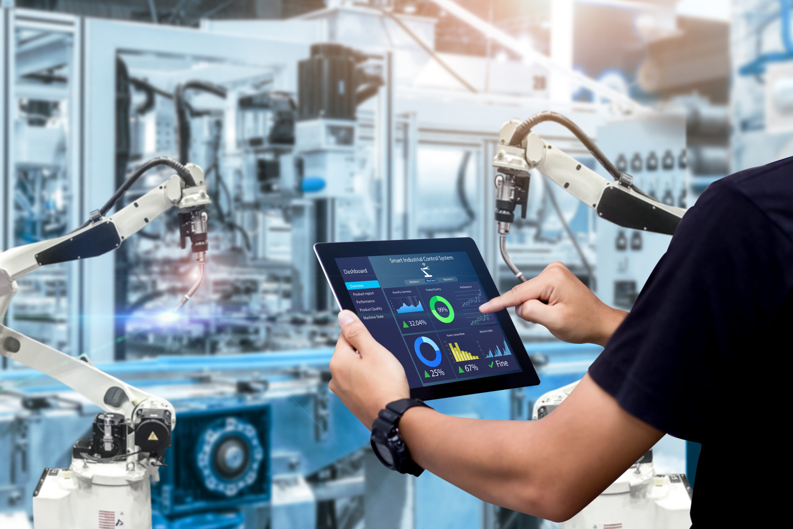 Concept de contrôle pour l’industrie intelligente. Mains tenant une tablette devant une machine automatisée floue en arrière-plan.